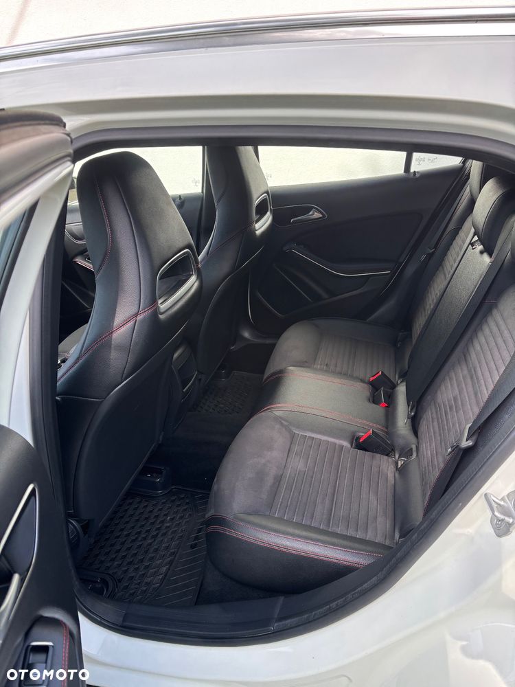 Mercedes-Benz GLA 180 AMG Line - 32