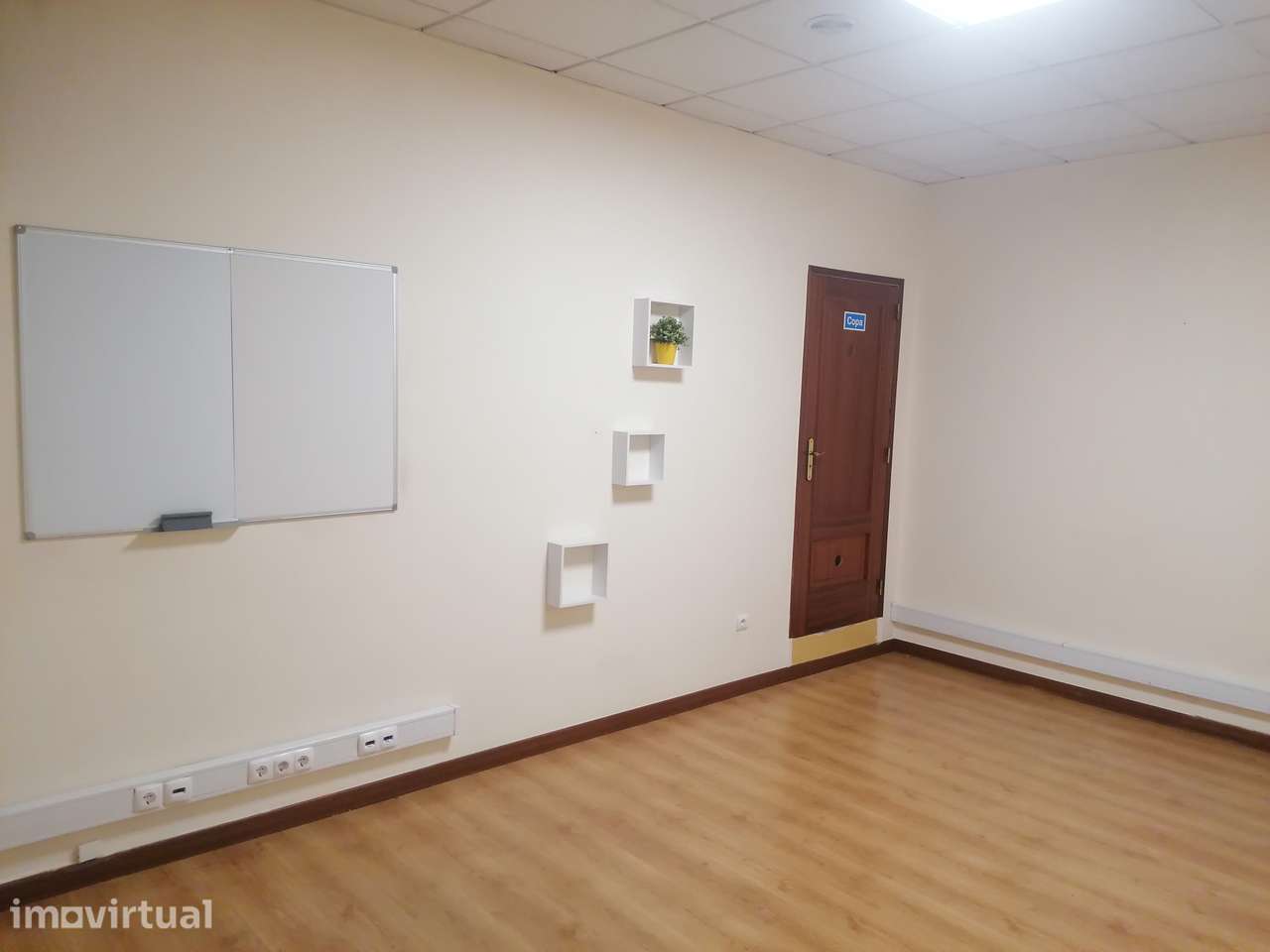 Sala para arrendamento com água, energia e internet incluída - Grande imagem: 2/3