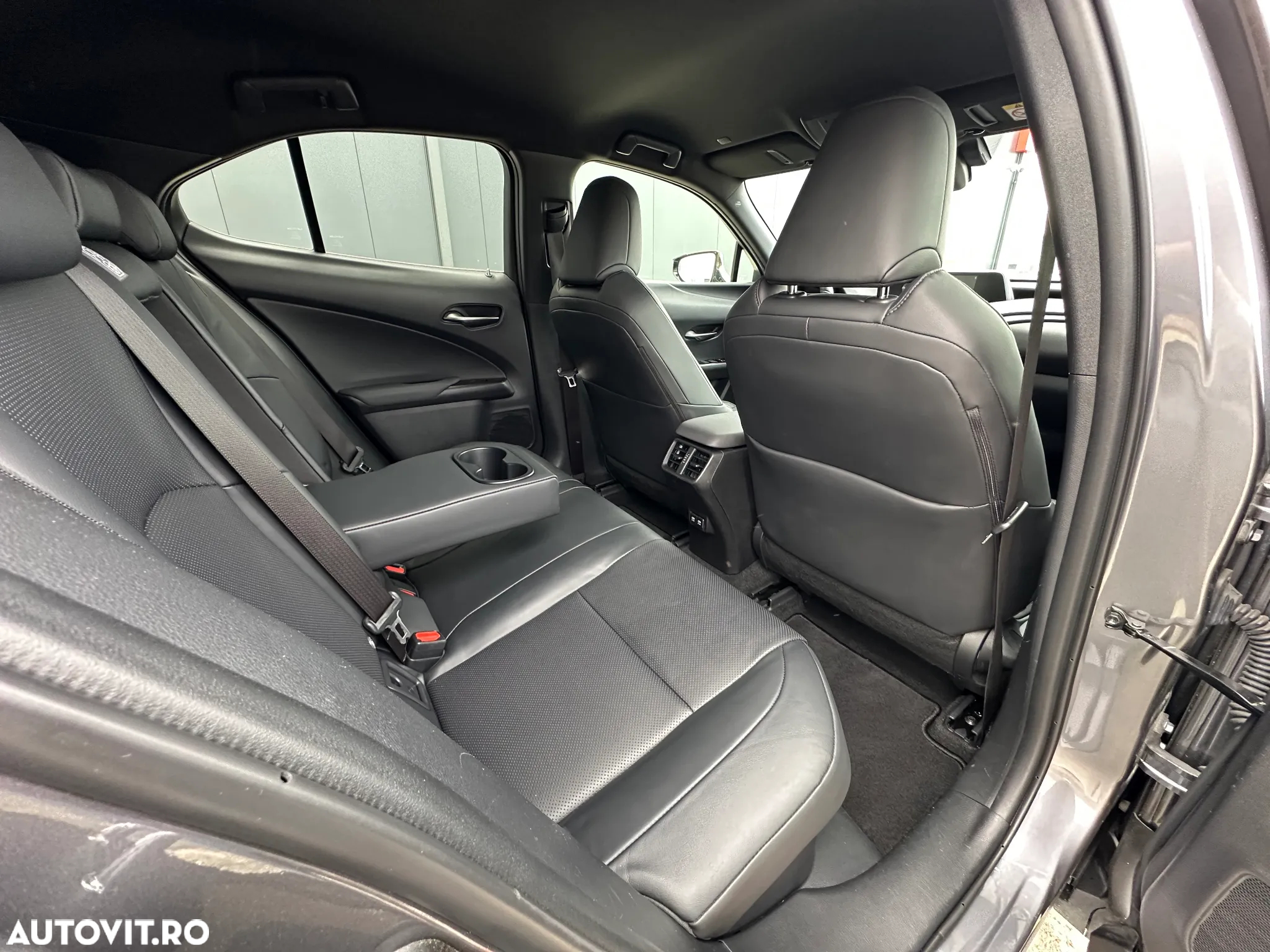 Lexus UX 250h 2.0L HEV 20H- (178 HP) 4X2 CVT Executive - 23