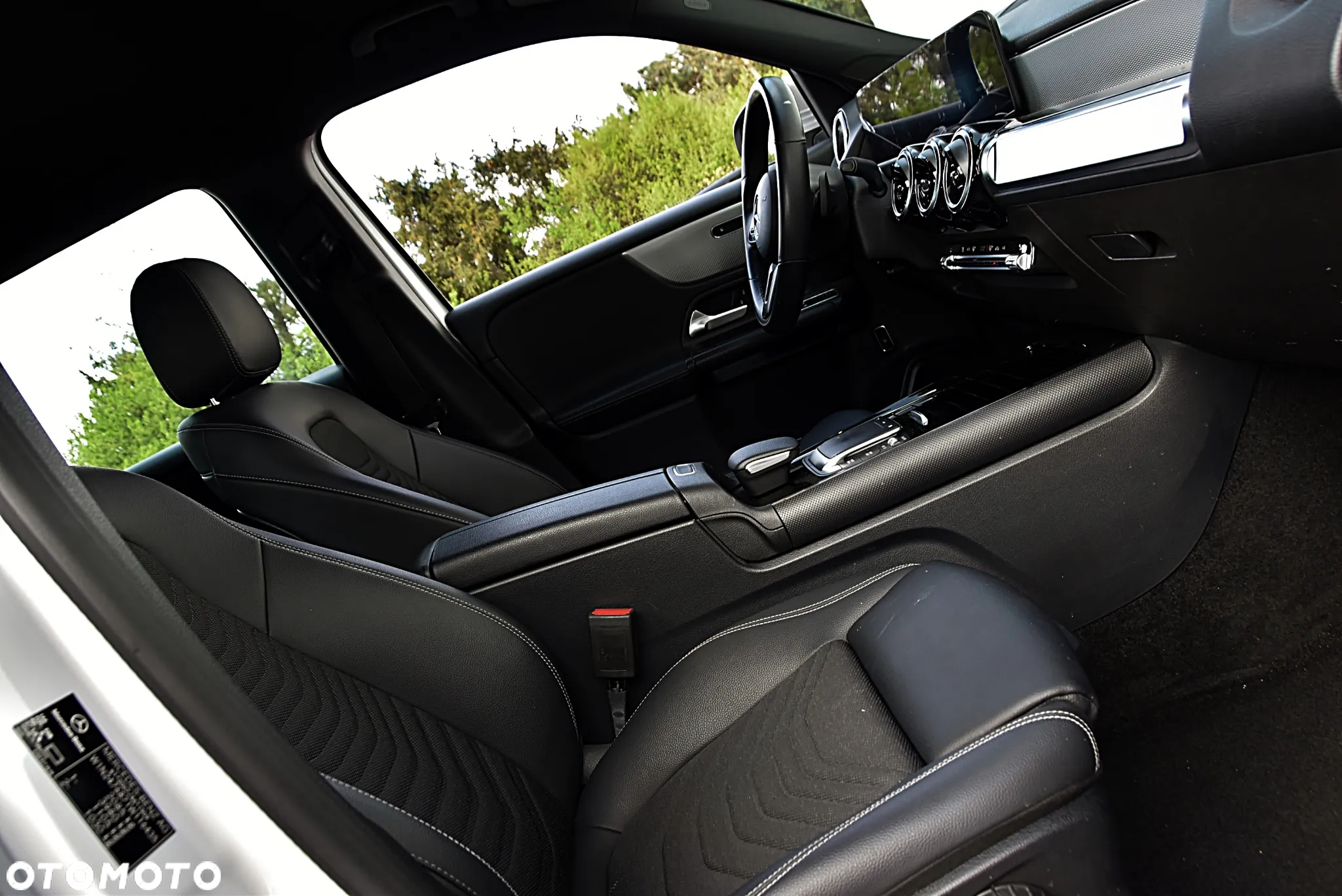 Mercedes-Benz GLB 200 7G-DCT - 21