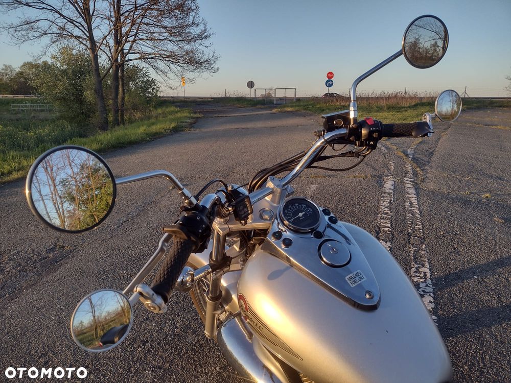 Suzuki Intruder - 3