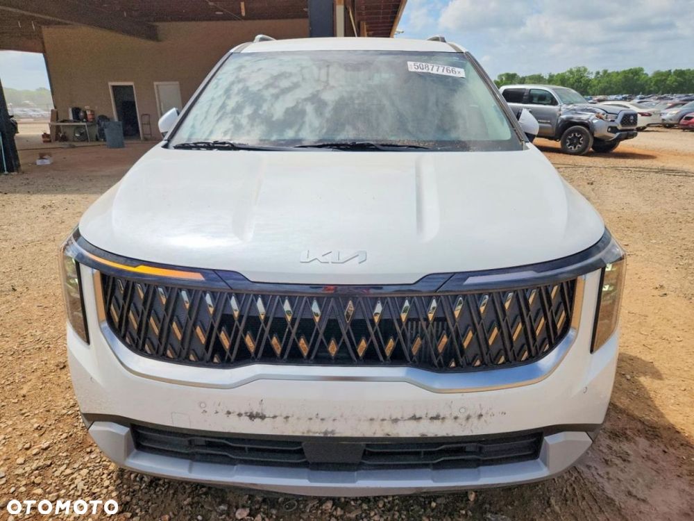 Kia Carnival - 2