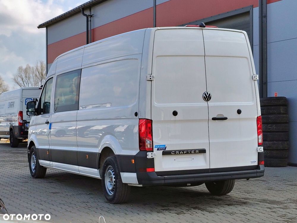Volkswagen Crafter Crafter 35 Furgon z wysokim dachem silnik: 2,0 l EURO VI SCR 163 KM / skrzynia biegów: Przedni napęd automatyczna 8-biegowa rozstaw osi: 4490 mm - 4