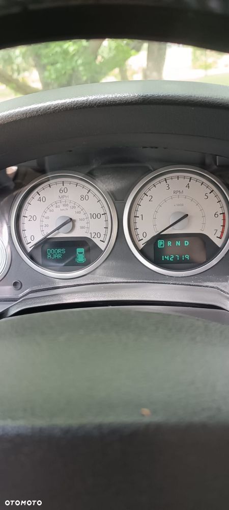 Chrysler Town & Country - 10