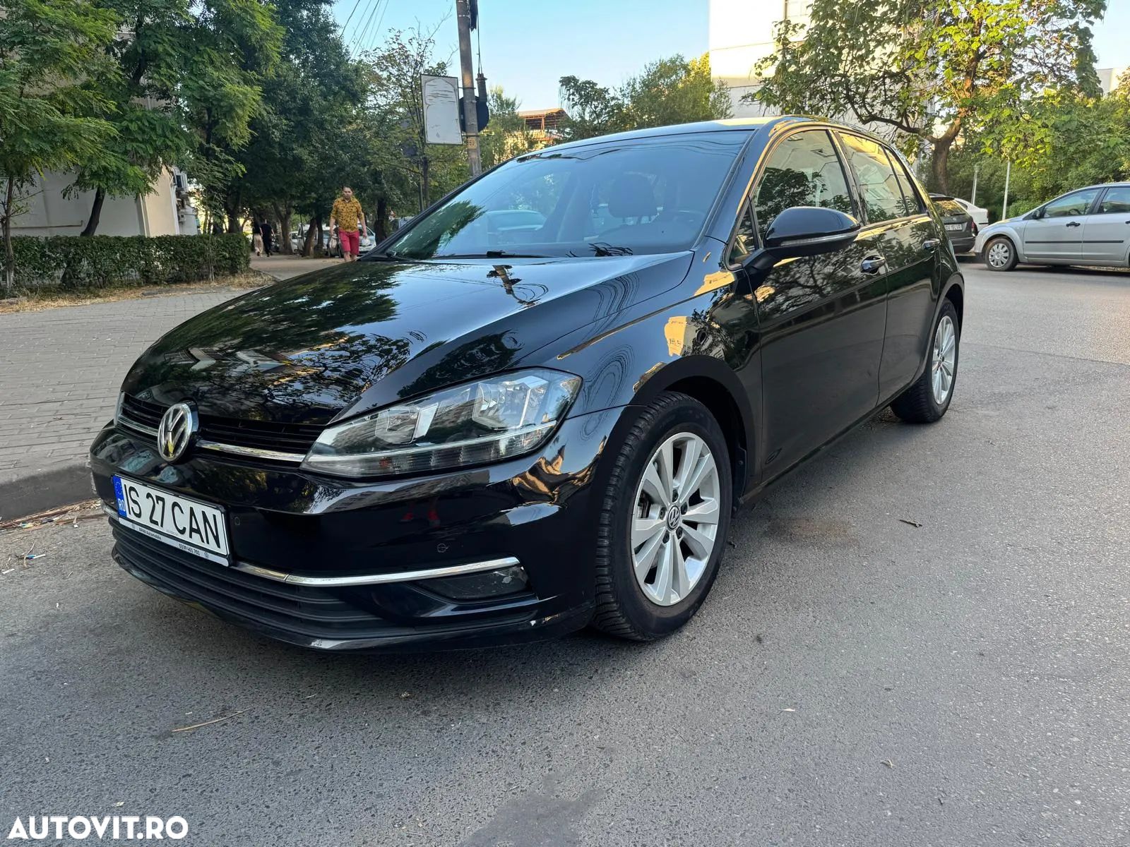 Volkswagen Golf - 1