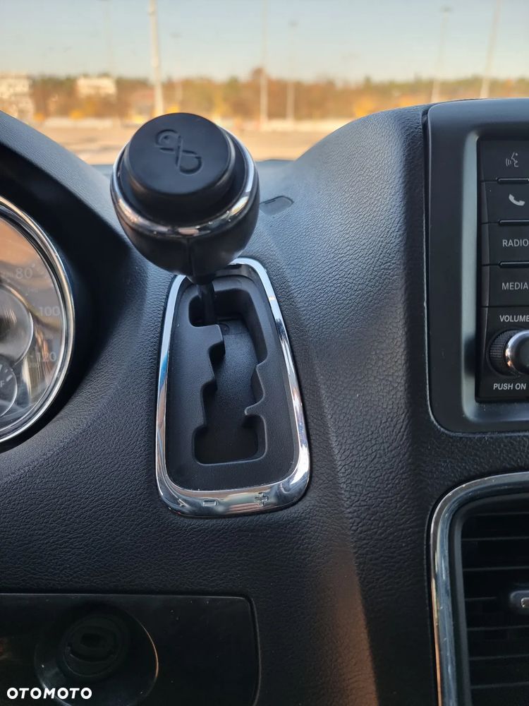 Chrysler Town & Country 3.6 Touring - 40