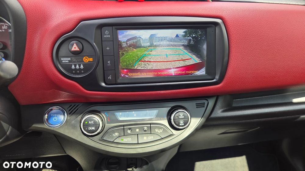 Toyota Yaris Hybrid 100 Selection - 22