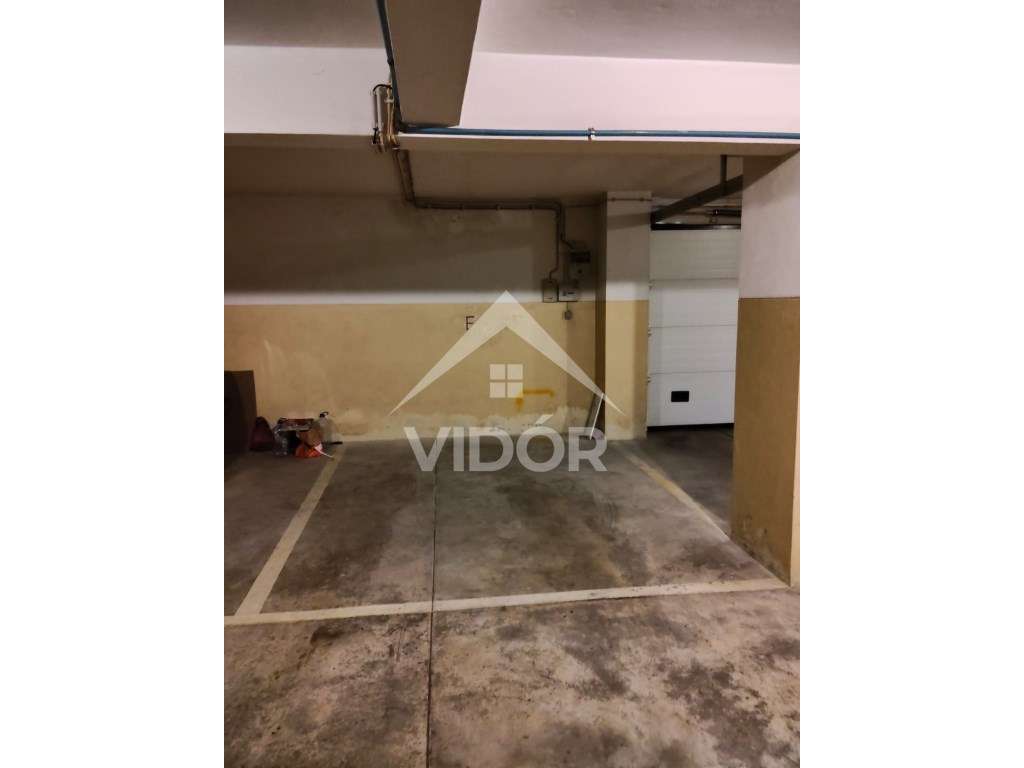Garagem Montes Burgos junto a Circunvalação - Grande imagem: 3/3