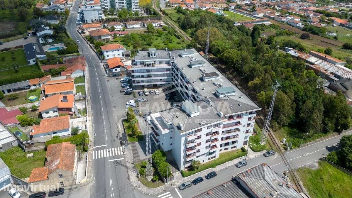Apartamento T2 no 2º Piso com Elevador, Varandas, Garagem e Arrumos - Grande imagem: 2/33