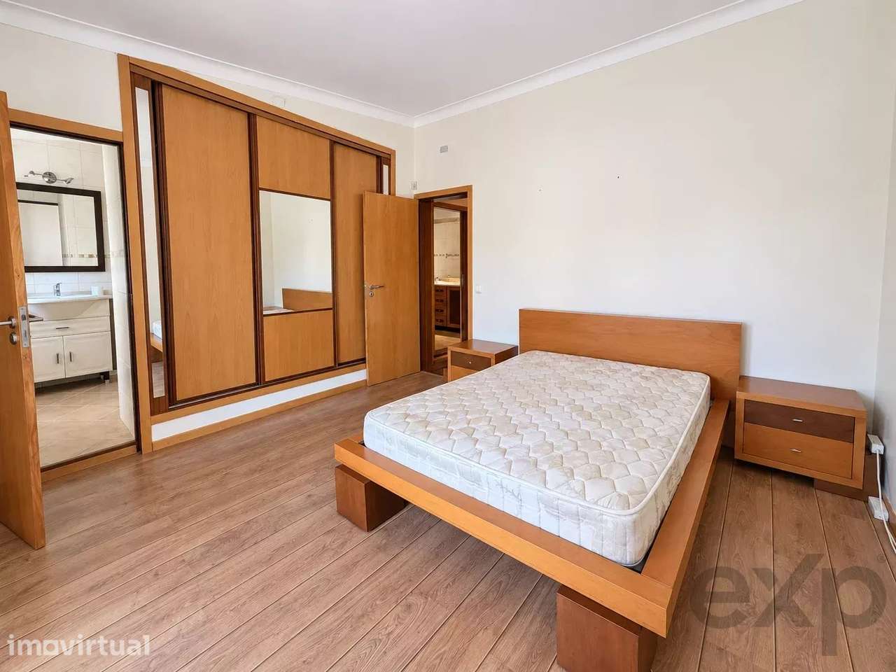 Moradia T3+1 com áreas surpreendentes, enorme cave, garagem e amplo es - Grande imagem: 2/26