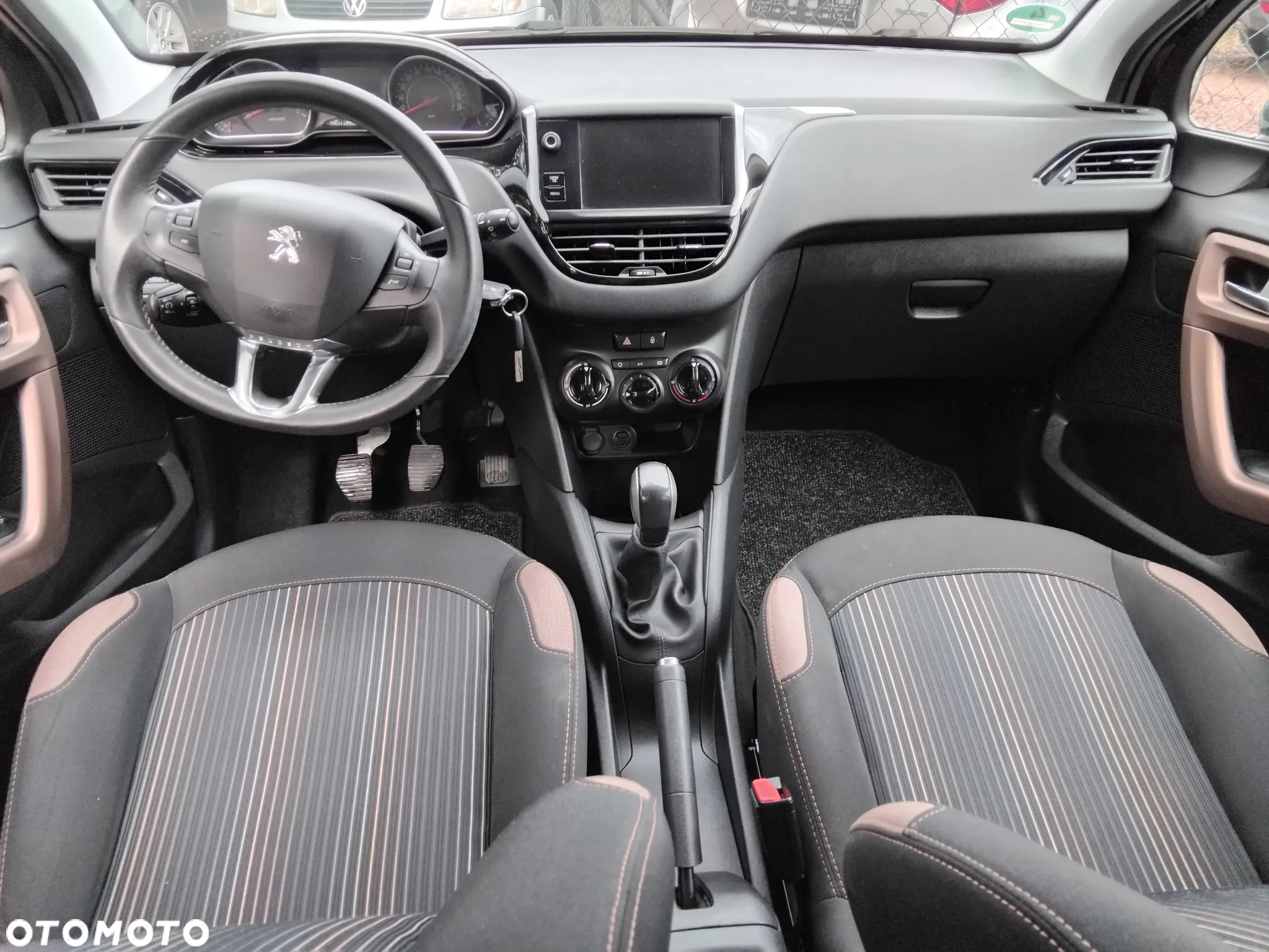 Peugeot 208 - 12