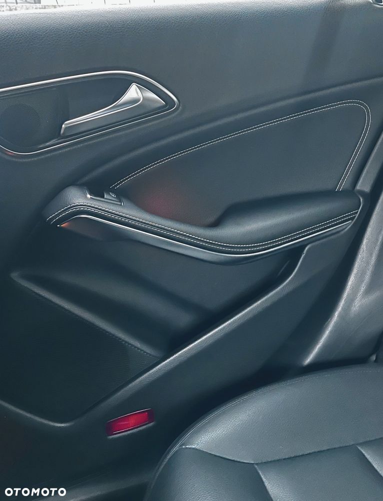 Mercedes-Benz CLA 250 4Matic 7G-DCT - 22