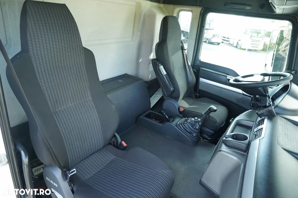 MAN 33.360 / 6x4 / BASCULANTĂ - 5,7 m + MACARA HIAB XS 122 HIDUO / RAZĂ MAXIMĂ - 8,2 m / CAPACITATE MAXIMĂ DE RIDICARE - 4.800 kg / OBOR CU DESCHIDERE MIXTĂ (RABATABIL/TIP UȘĂ) / CUTIE DE VITEZE MANUALĂ / TELECOMANDĂ / - 35
