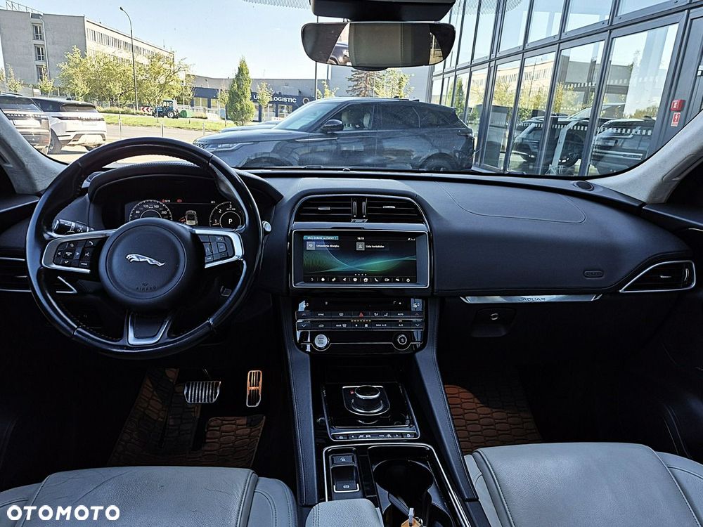 Jaguar F-Pace 25d AWD Prestige - 31