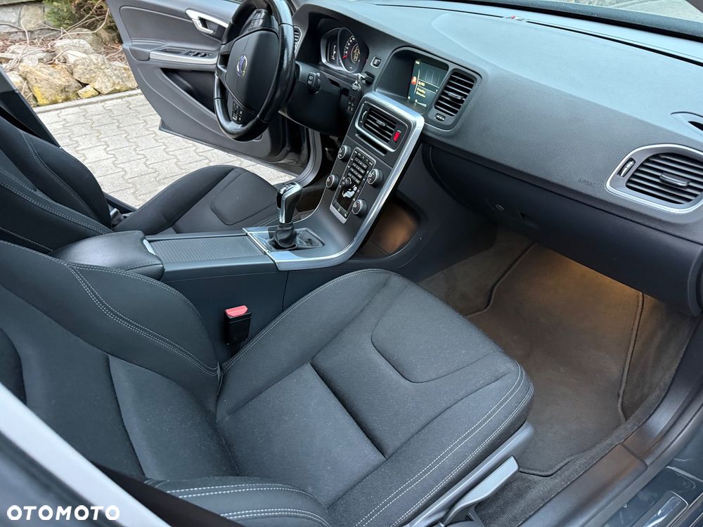 Volvo V60 D2 Momentum - 27
