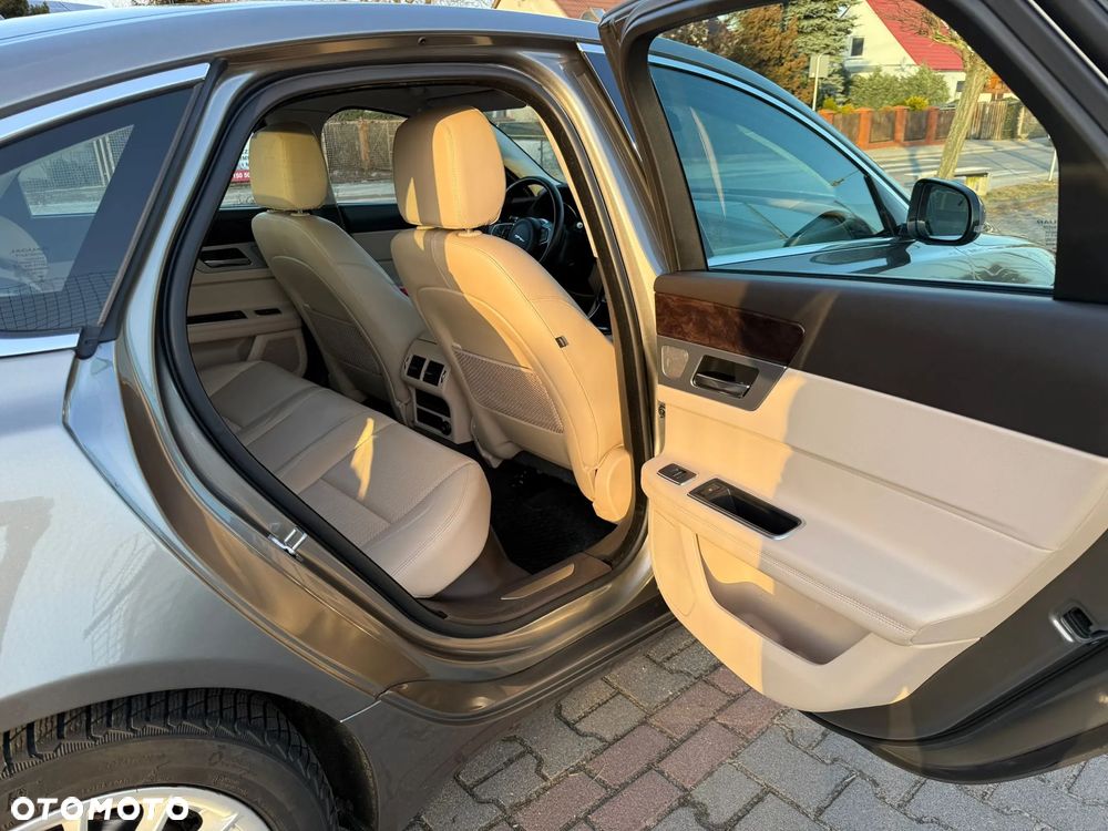 Jaguar XF 20d Portfolio - 23