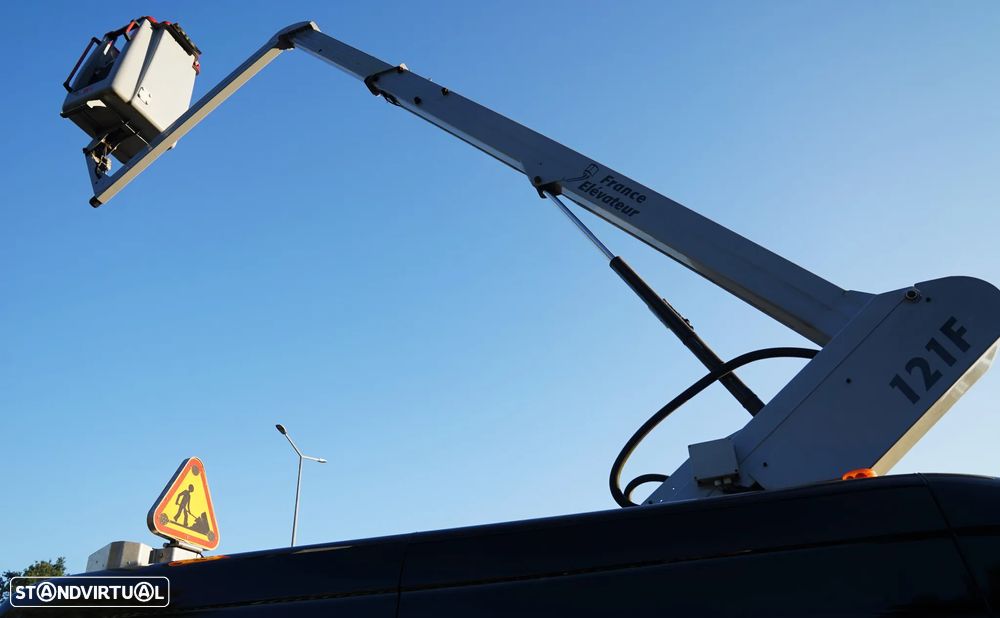 Mercedes-Benz Sprinter c/ cesto elevatório - 11