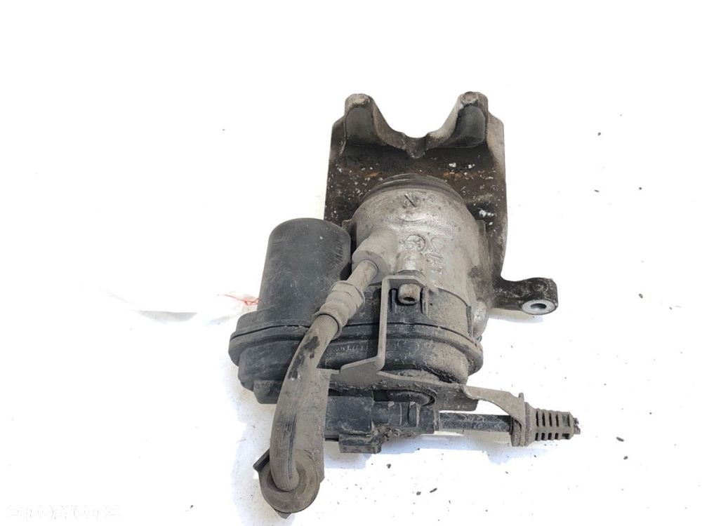 ZACISK LEWY TYŁ  BMW 5 (G30, F90) 2016 - 2022 530 e Plug-in-Hybrid 135 kW [184 KM] Hybryda silnik - 3