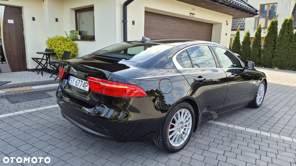 Jaguar XE 2.0 D Portfolio - 4