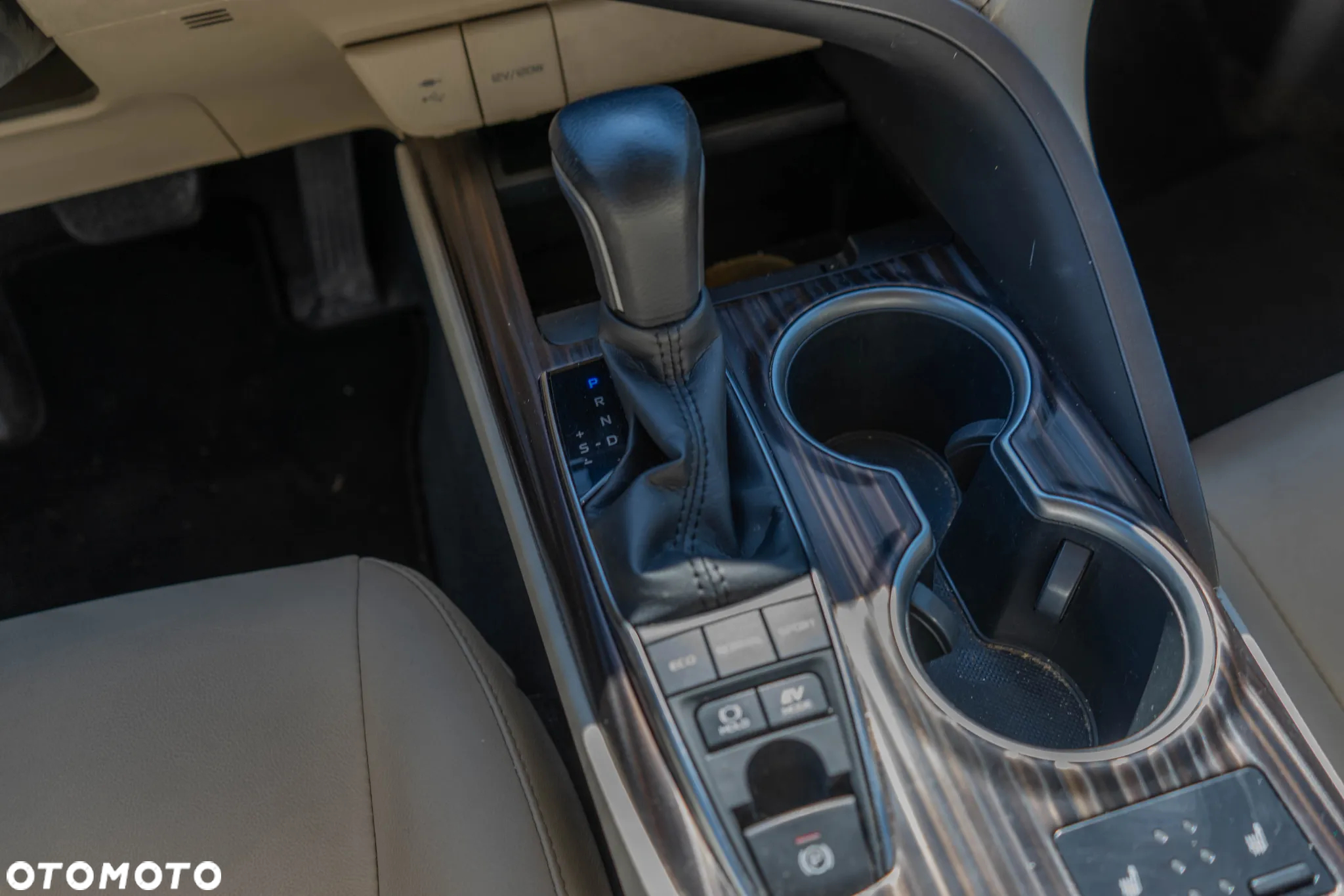 Toyota Camry 2.5 Hybrid Executive CVT - 31