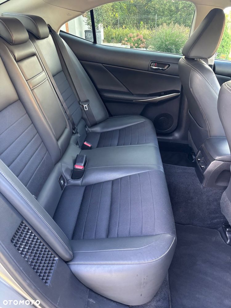 Lexus IS 300h Prestige - 32