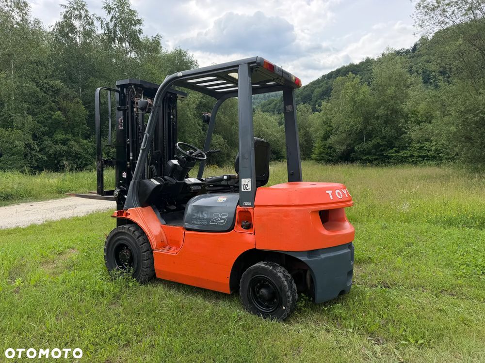 Toyota 7FDF25 Wózek Widłowy 2,5tony. Niski Przebieg 4800 mtg. Wolny skok. Triplex. Oryginał z Norwegii z Gospodarstwa ziemniaczanego woził lekkie ładunki.. Zero luzów i wycieków. Maszyna po wszystkich dużych serwisach w DEKRA. ZERO wkładu własnego. Maszt Triplex. Dodatkowa 3 linia Hydrauliczna. Diesel! Hamulce brzytwa! Koła pełne. REWERS JAZDA. Opony bardzo ładne. Oświetlenie fabryczne. Potężna moc. Wysoka precyzja pracy oraz jazdy! - 4