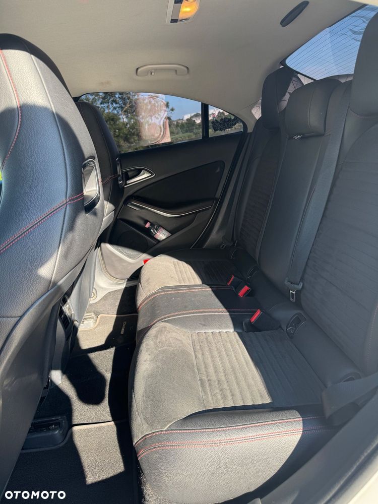 Mercedes-Benz CLA 220 4-Matic AMG Line - 13