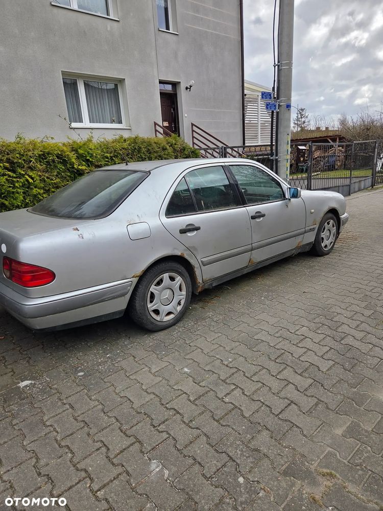 Mercedes-Benz Klasa E 220 T CDI Classic - 4