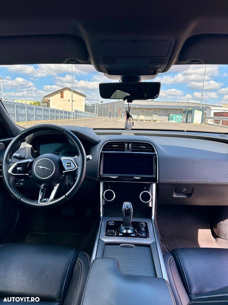 Jaguar XE D180 AWD R-Dynamic S - 6