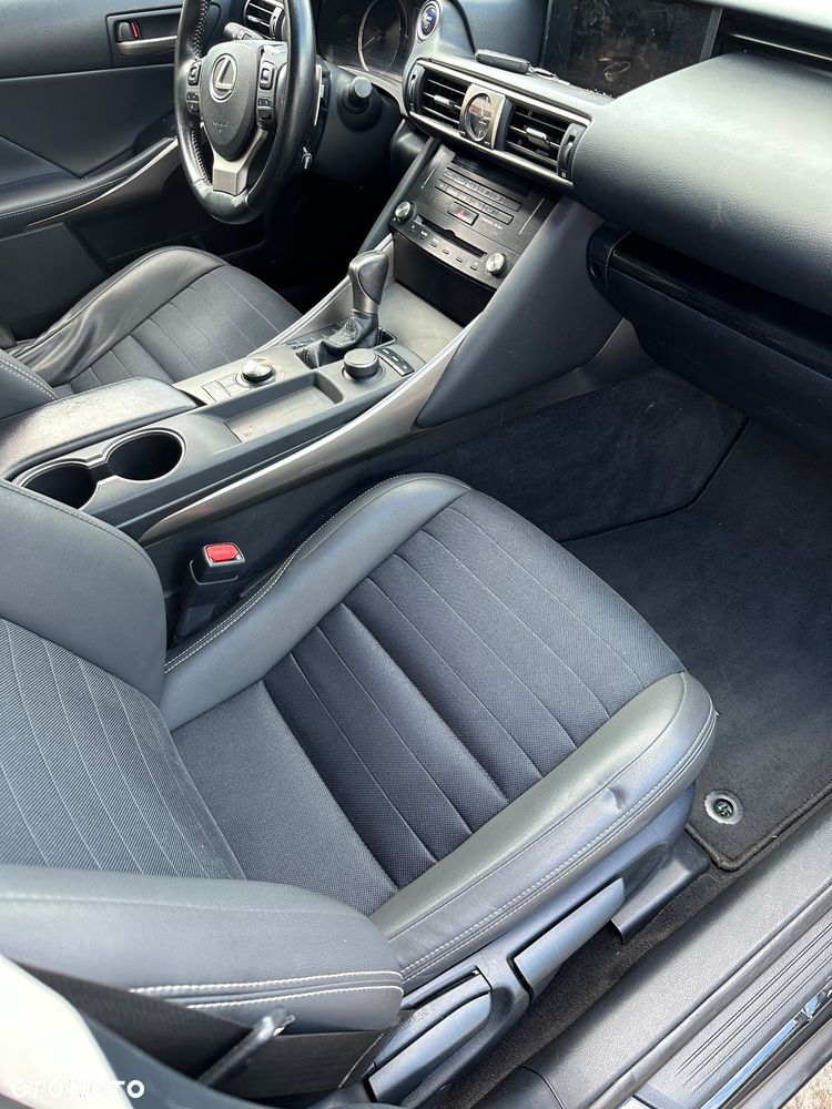 Lexus IS - 8