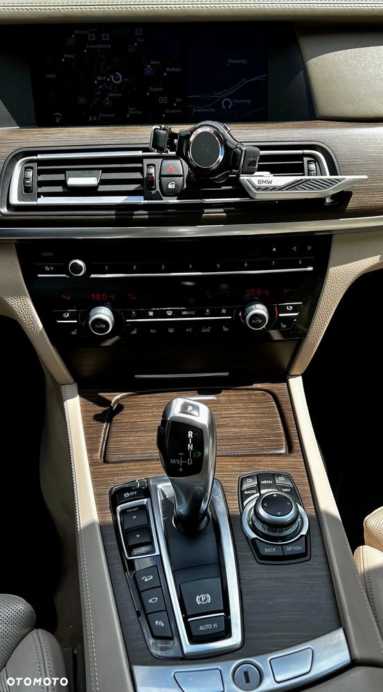 BMW Seria 7 750Li xDrive - 9