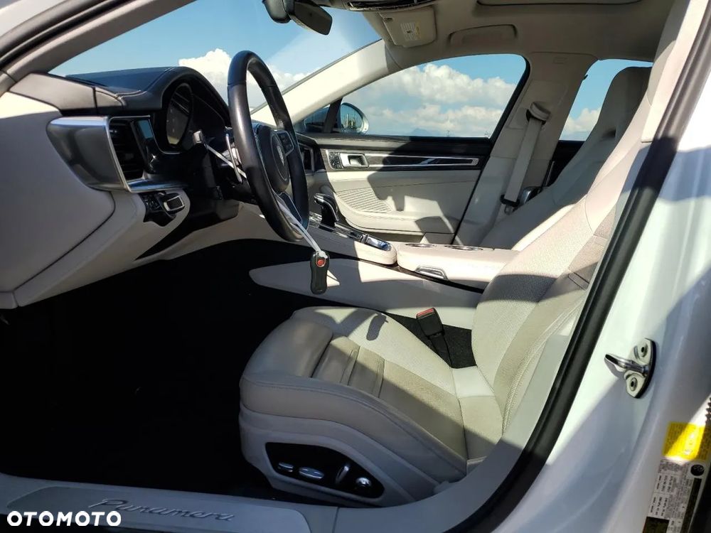 Porsche Panamera 4 - 8