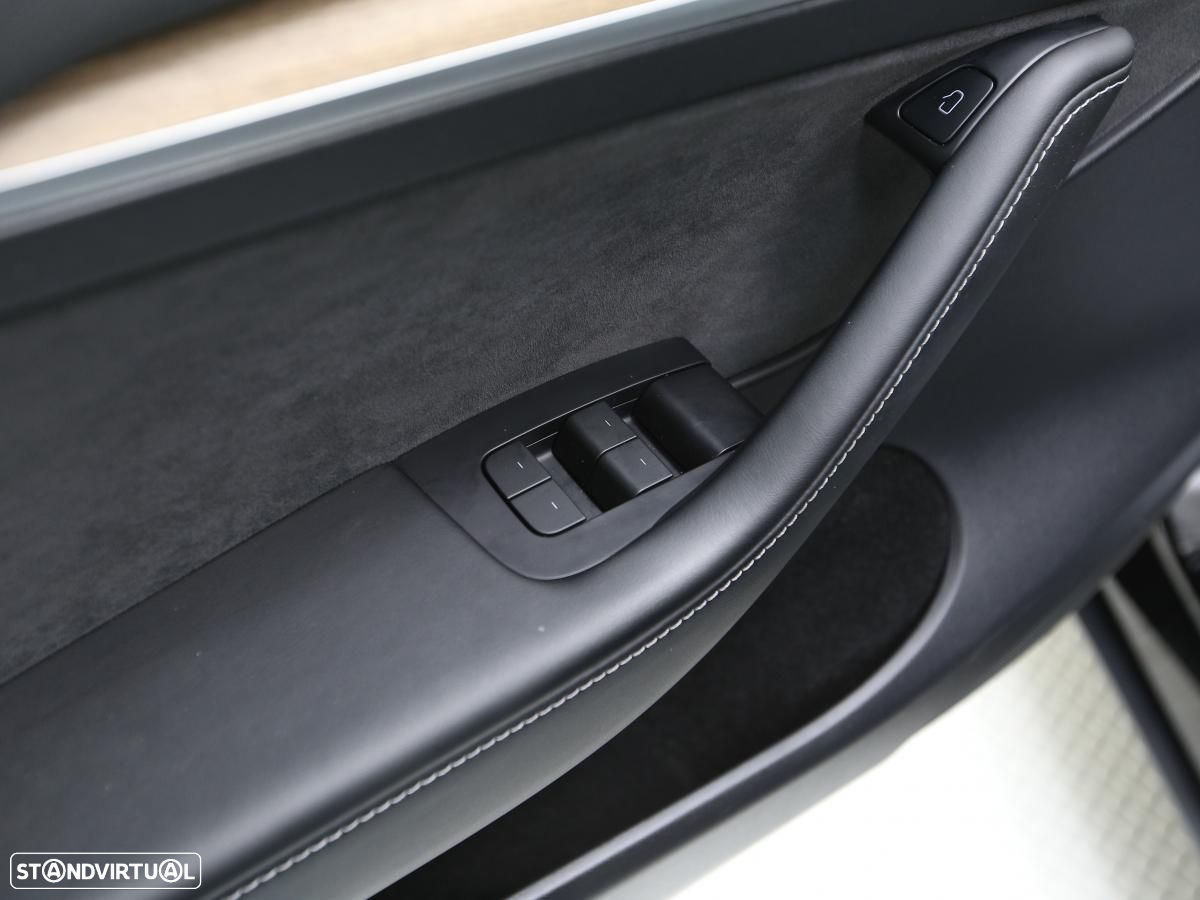 Tesla Model Y Long Range Tração Integral - 18