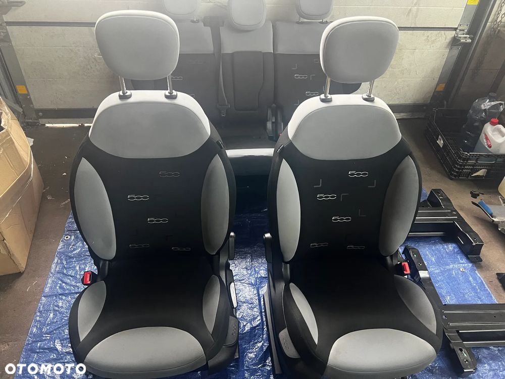 KOMPLET FOTELI FOTELE FIAT 500L ŁADNE UCHWYTY MONTAŻOWE PRZEDNICH FOTELI - 1