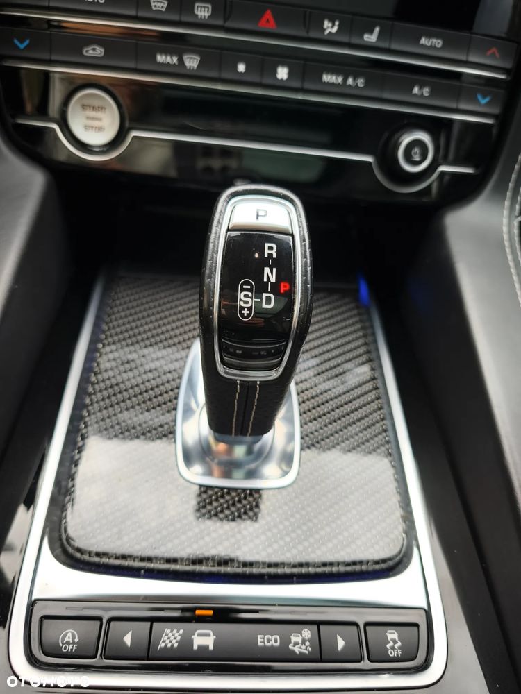 Jaguar F-Pace AWD SVR - 12