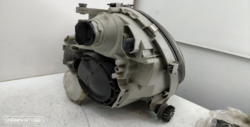 Farol Direito Mercedes-Benz C-Class (W203) - 4