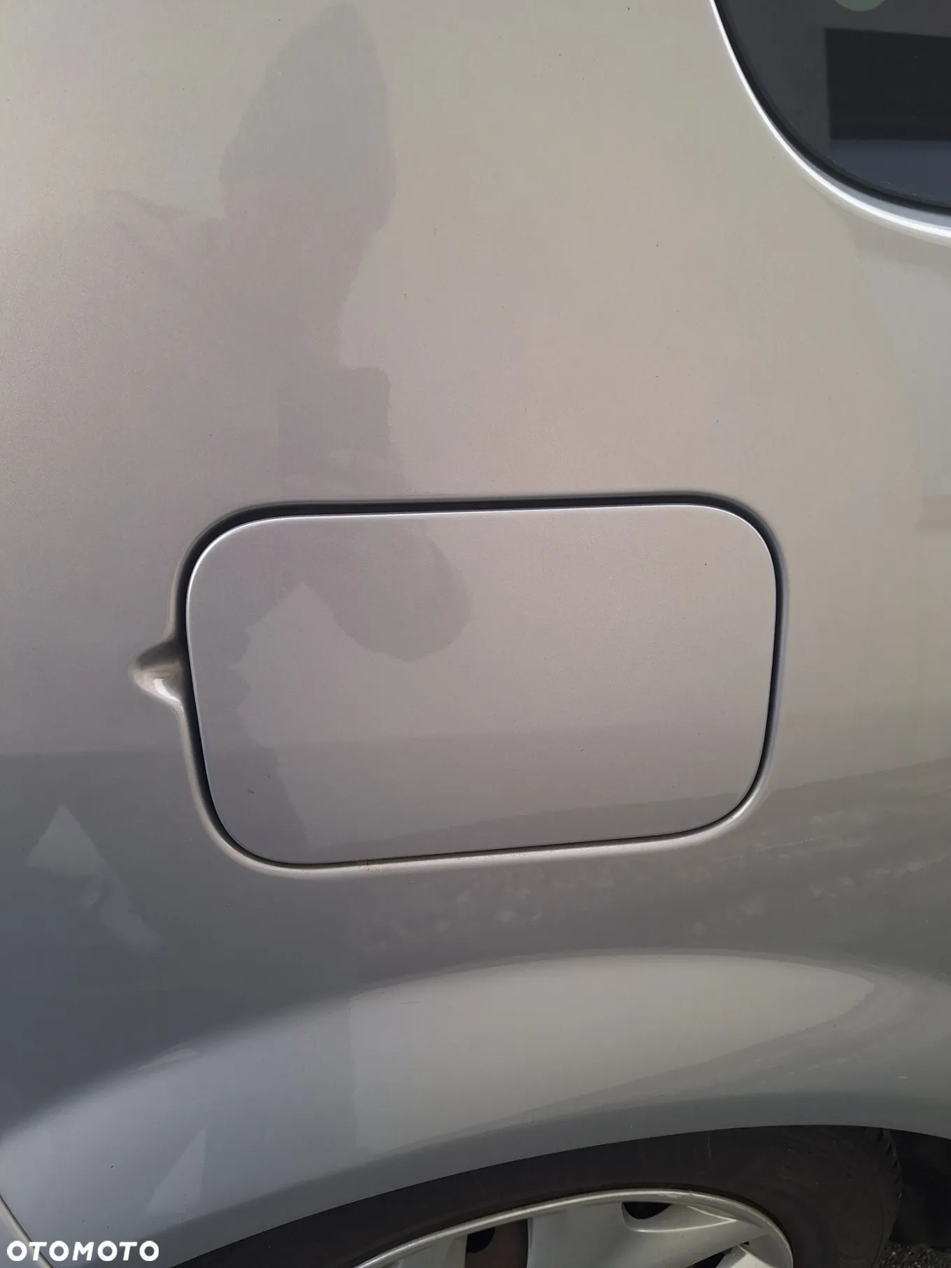 RENAULT SCENIC II klapka wlewu paliwa - 2
