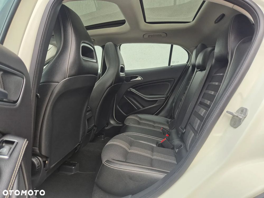 Mercedes-Benz GLA 200 UrbanStyle Edition - 14