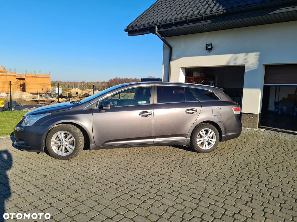 Toyota Avensis 2.0 D-4D Sol - 2