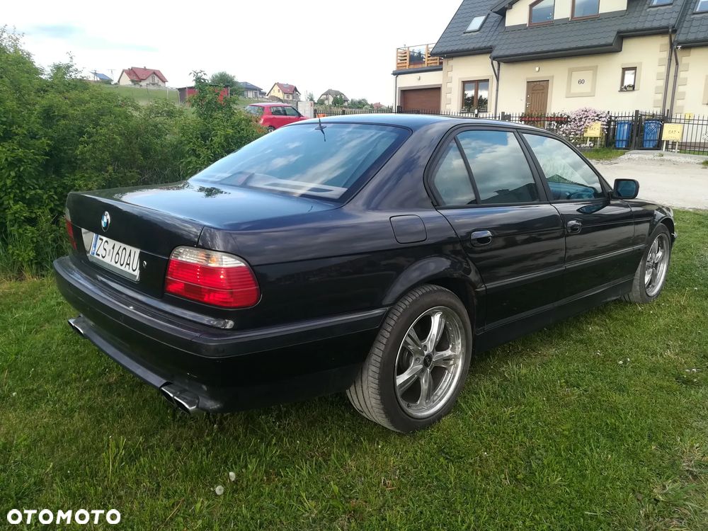 BMW Seria 7 750i - 4