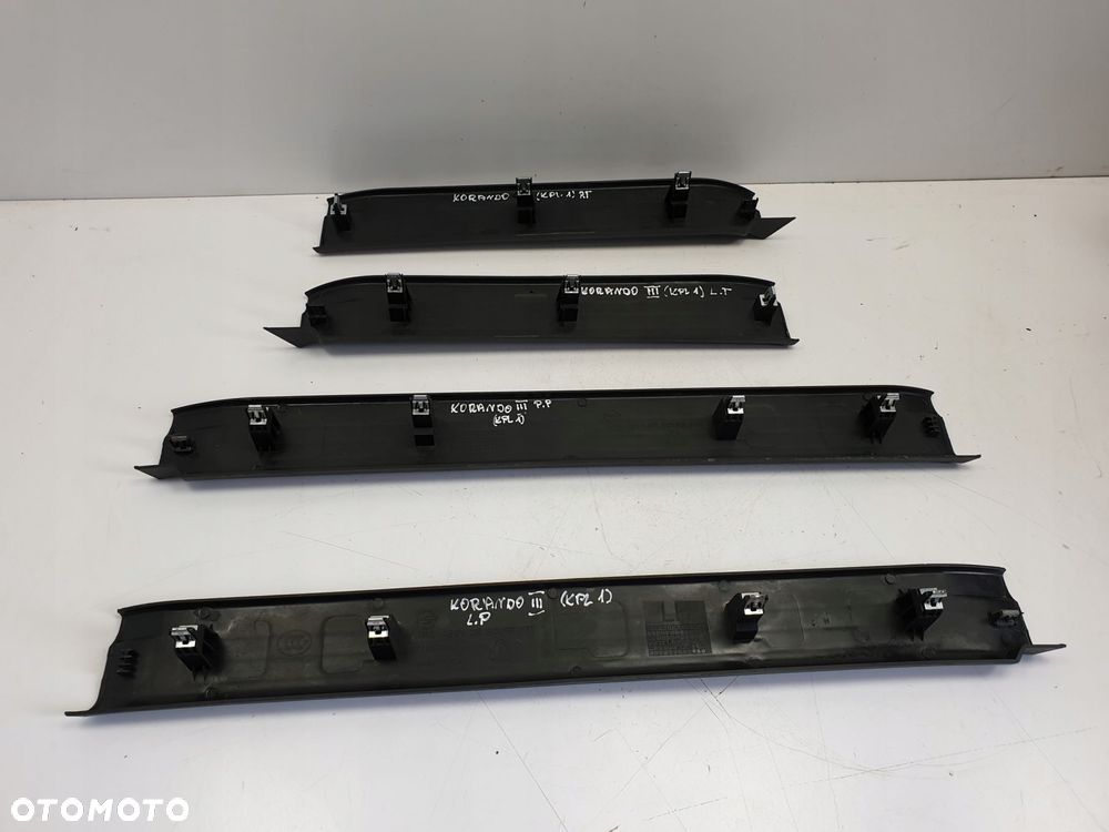 SsangYong Korando III LISTWY PROGOWE komplet - 3