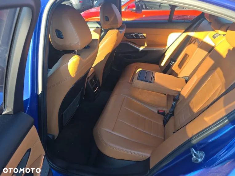 BMW Seria 3 330i xDrive M Sport - 11