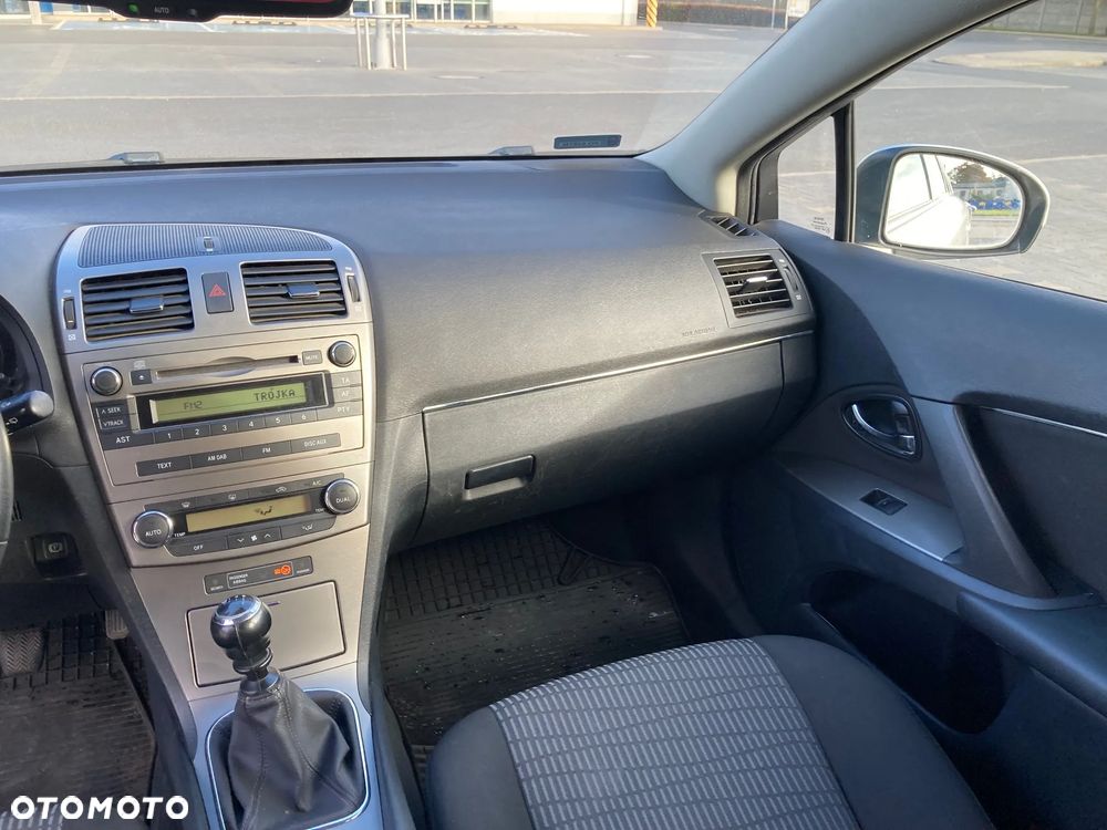 Toyota Avensis 1.8 Sol - 11