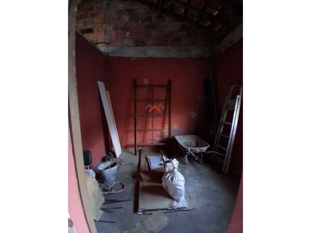Moradia T2 com Terreno para Restaurar - Excelente Oportunidade! - Grande imagem: 4/21
