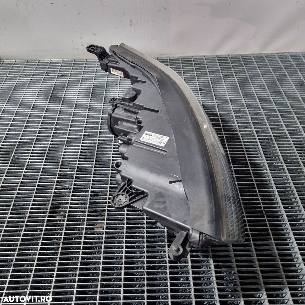 Far Stanga SsangYong Tivoli 2015 - 2019 SUV 4 Usi (1471) Cu lupă - 3