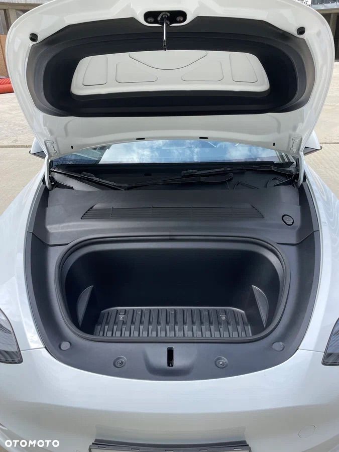 Tesla Model Y Long Range Dual Motor AWD - 13