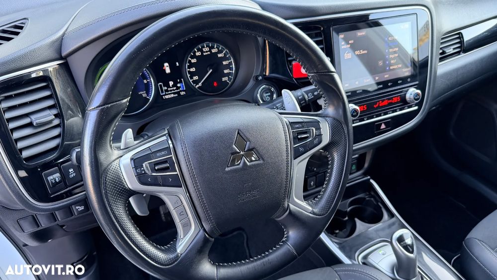 Mitsubishi Outlander PHEV 2.4 L 4X4 Intense - 17