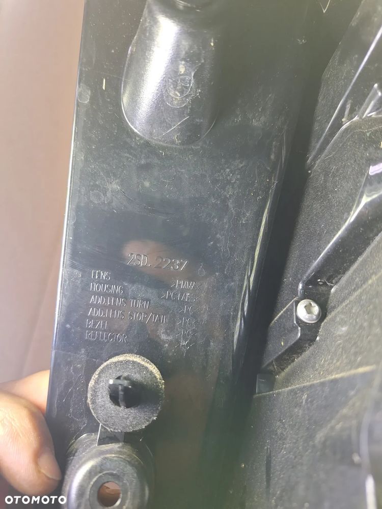 OPEL CROSSLAND lift  21R lampa prawa lewa  tył w błotnik - 9