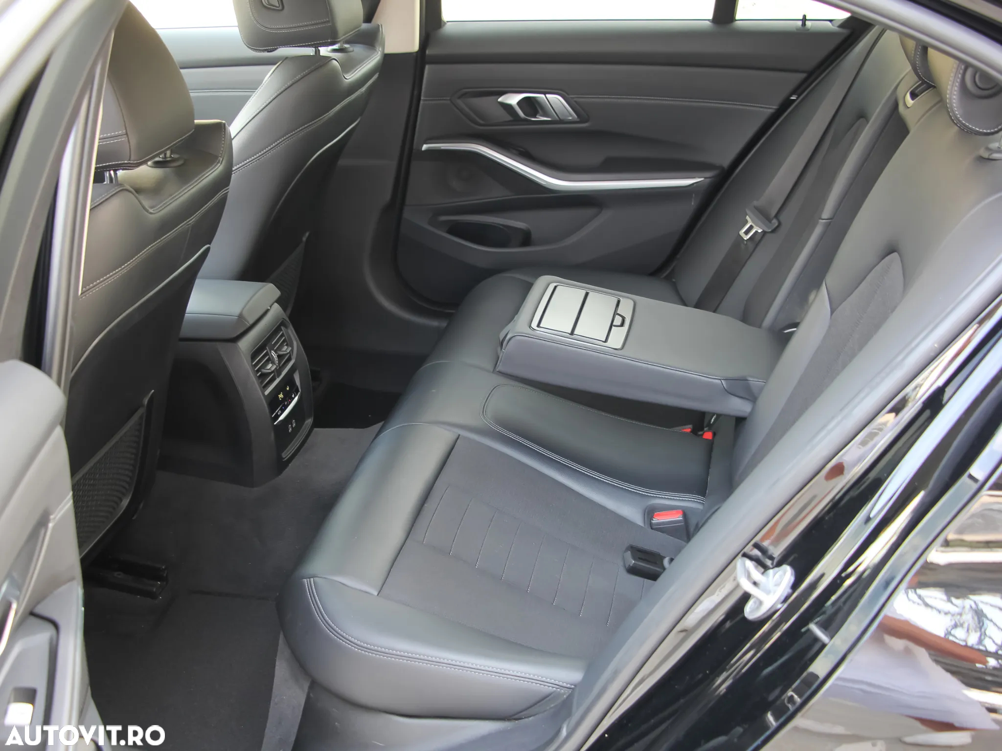 BMW Seria 3 320i Aut. Sport Line - 23