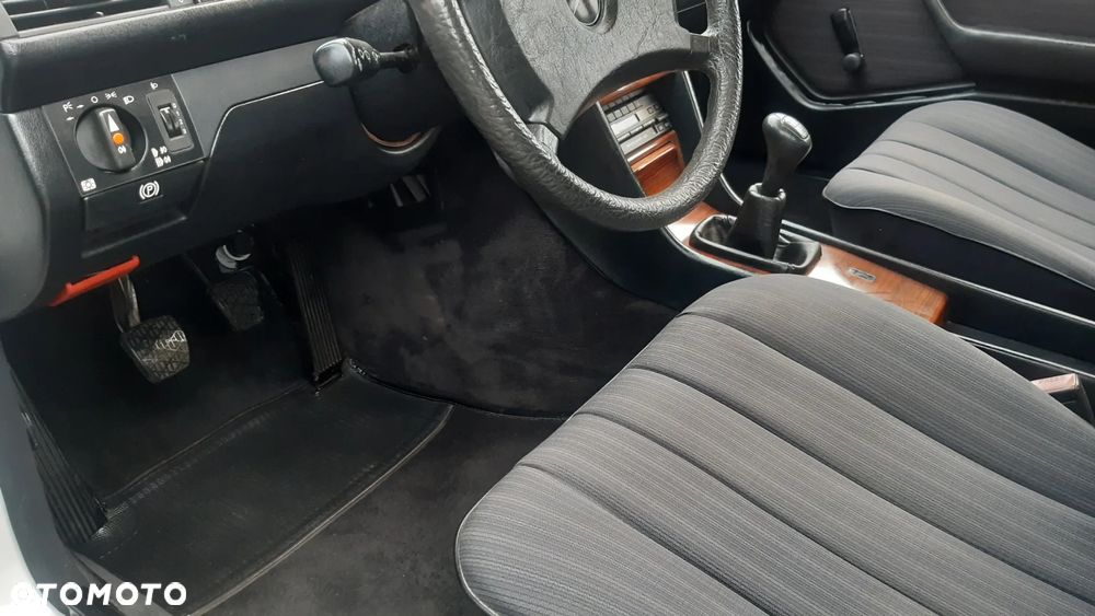 Mercedes-Benz W124 (1984-1993) - 12